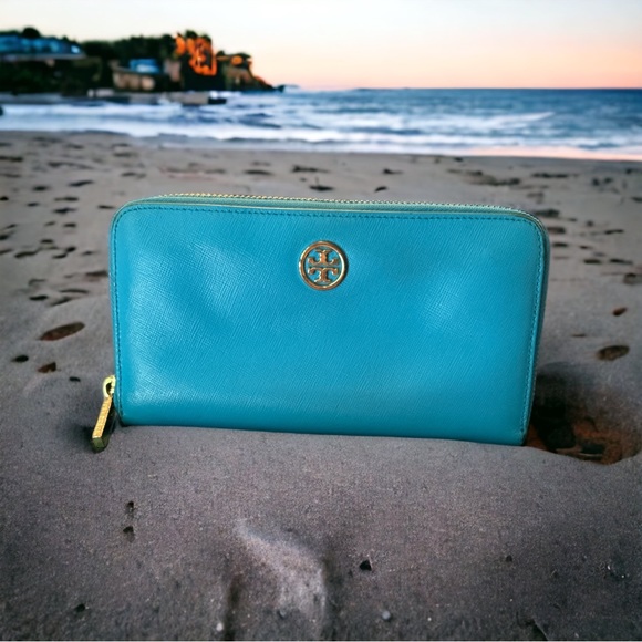 Tory Burch Handbags - Gorgeous Tory Burch Leather Wallet